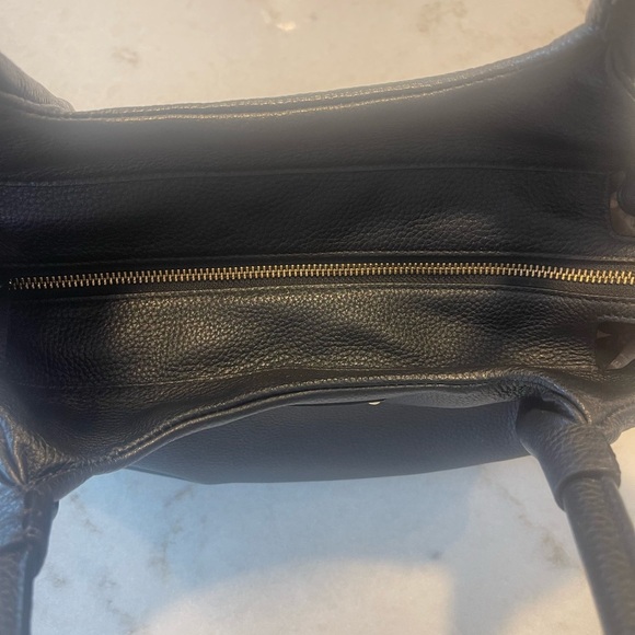 KATE SPADE BLACK LEATHER BAG! Zip closure! Spacious, versatile everyday bag!! - Picture 5 of 8